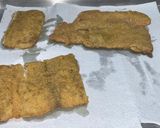 Foto del paso 8 de la receta: Hamburguesa de pescado estilo Sitka Alaska con guarnición de aros de cebolla y pepinillos fritos