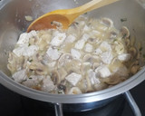 Foto del paso 5 de la receta: Lomo de cerdo con salsa de champiñones y queso