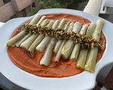 Foto del paso 3 de la receta: Puerros al horno sobre salsa de piquillos