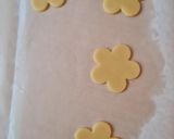 Foto del paso 3 de la receta: Galletas con flores naturales 🌸 Masitas especial Primavera 🌺