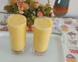 A picture of step 3 of Alphonso Mango with venila ice cream shake.