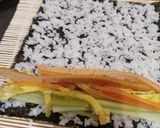 Foto langkah ke 6 dari resep Simple Sushi/Nasi Gulung.