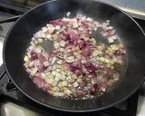Une image de l'étape 5 de Tagliatelles au saumon, oignon rouge et vodka.