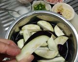 รูปขั้นตอนการทำที่ 1 ของ มะเขือม่วงผัดหมูสับซอสมิโซะ (Nasu Hikiniku Miso Itame)