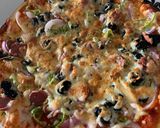 صورة لخطوة 11 من وصفة بيتزا بعجينة الـ10 دقاايق🍕🔥