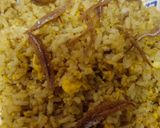 Gambar langkah 8 resipi Nasi Goreng Kunyit Ikan Bilis.