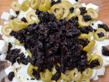 Botana de queso panela con aceitunas y tomates deshidratados