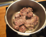 Foto del paso 2 de la receta: Timbal de rabo de toro y puré de patatas con crujiente de jamón