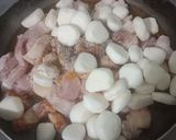 Hình bước làm 2 của món Thịt kho củ năng & rau răm