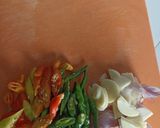 Foto langkah ke 2 dari resep Tumis Pindang Suwir Cabe Ijo.