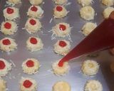 Foto langkah ke 5 dari resep Thumbprint Crunchy Stroberry Cookies.