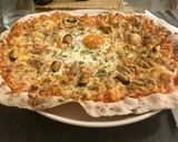 Foto del paso 11 de la receta: Masa de pizza fina y crujiente (sin levadura)