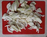 Foto del passaggio 1 della ricetta Finocchi in padella con alici e olive