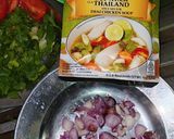 Foto langkah ke 2 dari resep Sup ayam Thailand.
