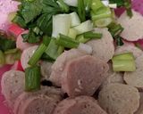 Foto langkah ke 3 dari resep Sayur Sop dengan Bakso dan Sosis Bumbu Racik.