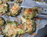 Foto del paso 4 de la receta: 🥦 Snack de brócoli con parmesano y salsa de alubias para dipear 🥣