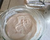 Foto del paso 3 de la receta: Mousse de mantequilla relleno de frutos rojos.