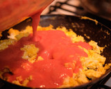 Foto del paso 5 de la receta: Huevo guisado con salsa roja