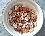 Gombás borjúpaprikás recept fázis 1 fotója