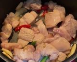 รูปขั้นตอนการทำที่ 2 ของ ผัดกระเพรา พริกแห้ง ลูกชิ้นปลาภูเก็ต หมูสามชั้น