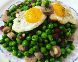 Foto del paso 8 de la receta: Guisantes salteados con jamón, huevos de codorniz y salchichas