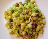 Foto del passaggio 3 della ricetta Gnocchetti verdi con crema di fiori di zucca zucchine e prosciutto crudo croccante