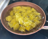 Foto del paso 1 de la receta: Receta número 300: Tortilla de patatas con salsa de trufa 😱😱