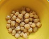 A picture of step 1 of Chickpeas Boat Salad.