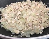 Foto del paso 2 de la receta Pimientos rellenos de pollo, cebolla caramelizada y albahaca con un toque de tomate