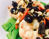 รูปขั้นตอนการทำที่ 2 ของ กุ้งราดมะกอกดำพริกกระเทียม(เเปลงจากเมนูแต้จิ๋วแบบดั้งเดิม)