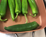 Foto del paso 1 de la receta: Rajas verdes con queso 🧀