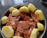 A picture of step 1 of Baked Ribs with Potatoes.