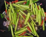Foto langkah ke 2 dari resep Tumis Kangkung.