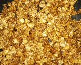 Foto langkah ke 4 dari resep Caramel Popcorn.