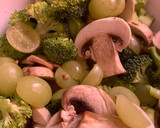 Foto del paso 4 de la receta: Ensalada de Brócoli, champiñones y uva verde