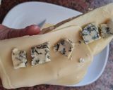 Foto del paso 3 de la receta: Sanguchito tostado de quesos Tybo y azul en sandwichera para hornalla