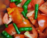 A picture of step 2 of Mixed flour tomato chila.