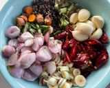 รูปขั้นตอนการทำที่ 2 ของ น้ำเงี้ยวตีนไก่กระดูกหมูใส่ดอกงิ้ว🧄🌶️แต่หนมจีนเส้นสดไม่เป็นท่า😂(หนที่2)