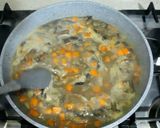 صورة لخطوة 2 من وصفة شوربة الفطر المفضلة لعائلتي 😋