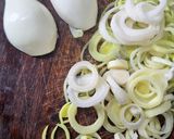 Foto del paso 2 de la receta: Salsa liviana de puerros y queso crema light