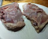 Foto del paso 1 de la receta: Muslos en hierbas y champiñones con fideos al ajo y perejil