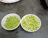 A picture of step 1 of Seasonal Fresh Tuver & hara Lehsan Ka Paratha.
