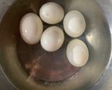 รูปขั้นตอนการทำที่ 1 ของ ยำไข่เต็ม 🥚