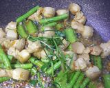 รูปขั้นตอนการทำที่ 2 ของ หมูสามชั้นผัดพริกแกงใต้
