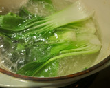 Foto del paso 2 de la receta: Pak choi salteado al ajo y cayena