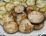 Foto del paso 5 de la receta: Ensalada templada de calabacín y berenjena con salsa de aguacate