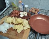 Foto del paso 1 de la receta: Tortilla de papa, rellena con cantimpalo y queso mantecoso