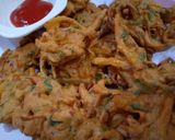 A picture of step 4 of Aloo Or Piyaz Pakory.
