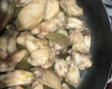 Foto del paso 7 de la receta: Alas de pollo con ajos y vino con rehogado de col