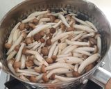 Foto langkah ke 4 dari resep Tumis Jamur Shimeji.
